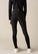nya helsvarta bästa ridbyxorna för dam The Flow – kompressionsridbyxor med hög midja, tillverkade i kvalitativ fyrvägsstretch. Dessa byxor är både sköna och figursmickrande, med en perfekt passform. De har en praktisk mobilficka och snygga, genomtänkta svarta detaljer.