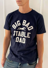 man i big bad stable dad t-shirt. mörkblå med ljust tryck