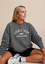stable mum gets shit done -grå college tröja för alla stall mammor