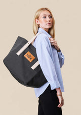 Lope Tote Bag gråsvart stallväska på modell