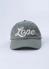 Army green keps i klassisk polo stil med vit vintage Lope logo, broderad ljusblå häst på sidopanelen.