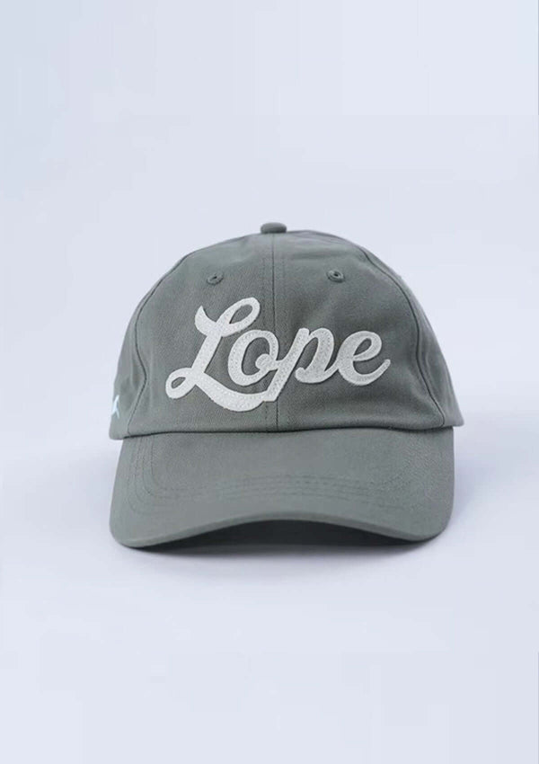 Army green keps i klassisk polo stil med vit vintage Lope logo, broderad ljusblå häst på sidopanelen.