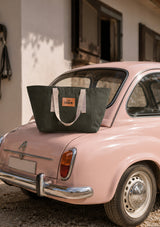 grön stallväska i tote bag modell för alla ryttare. tote bag med inner fickor på en rosa bil i italien -perfekt för resan