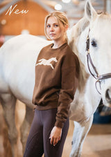 brun oversized college tröja med häst på bröstet