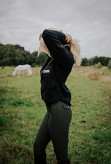 flow ridbyxor grön + rosé på modell med häst