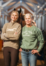 stable mum gets shit done -stall mamma med grön tröja, dotter med lope polo knitt med hästmotiv