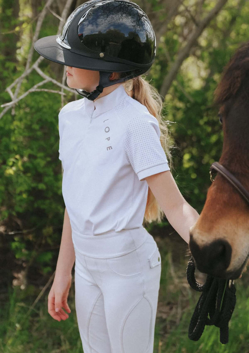 Vit kortärmad tävlingstopp för ryttare med Sportiga detaljer, LOPE på sniskan framtill i 3D silicon samt vår signature horse i nacken 
