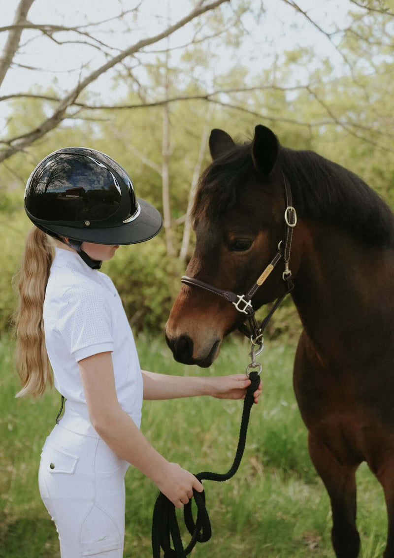 Vit kortärmad tävlingstopp för ryttare med Sportiga detaljer, LOPE på sniskan framtill i 3D silicon samt vår signature horse i nacken 