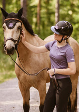 lila sporttopp air, med lufttig material i ryggen. snygg t-shirt i tunt funktionsmaterial