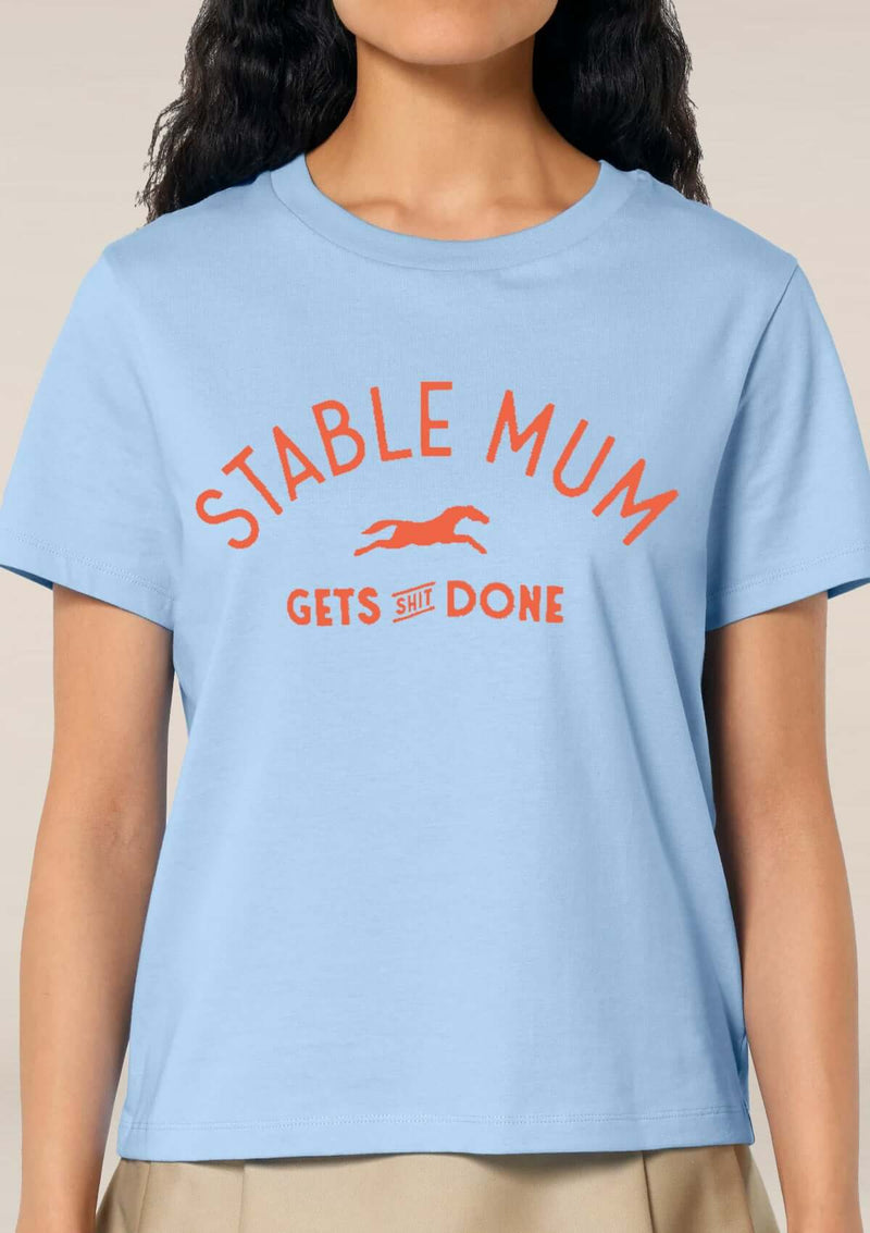 stable mum get shits done t-shirt i ekologisk bomull. Ljusblå med rött tryck