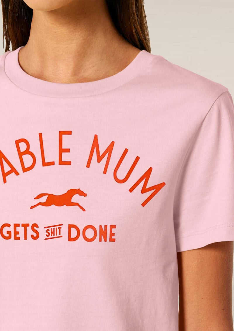 stable mum get shits done t-shirt i ekologisk bomull. Rosa med rött tryck