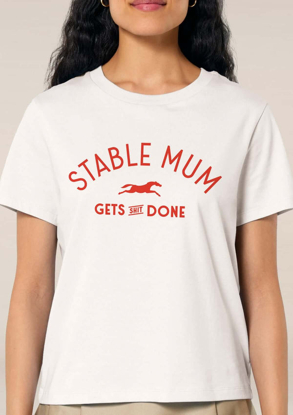 stable mum gets shit done, vit bomulls t-shirt med rött tryck för alla stall mammor