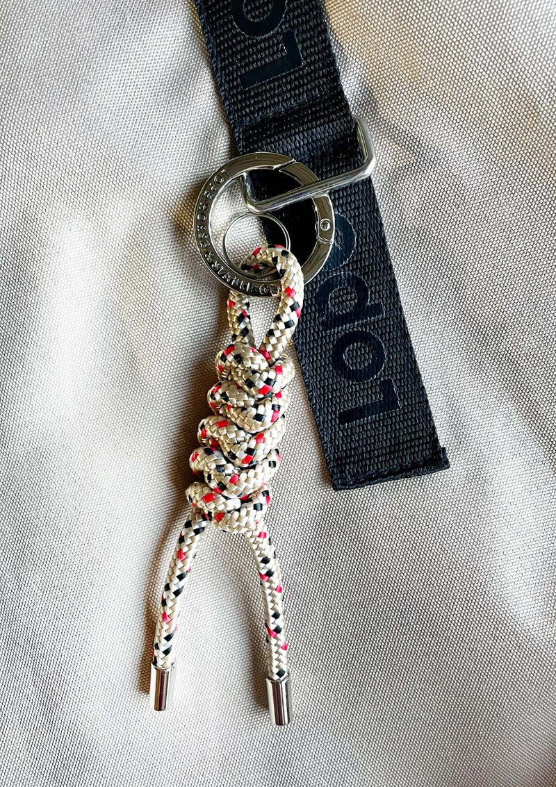 handgjord bag charm, nyckelring. rid accessoar. i hållbar design av para cord trendiga färger och mönster