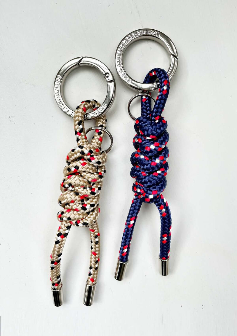 bag charm, nyckelring. rid accessoar. i hållbar design av para cord