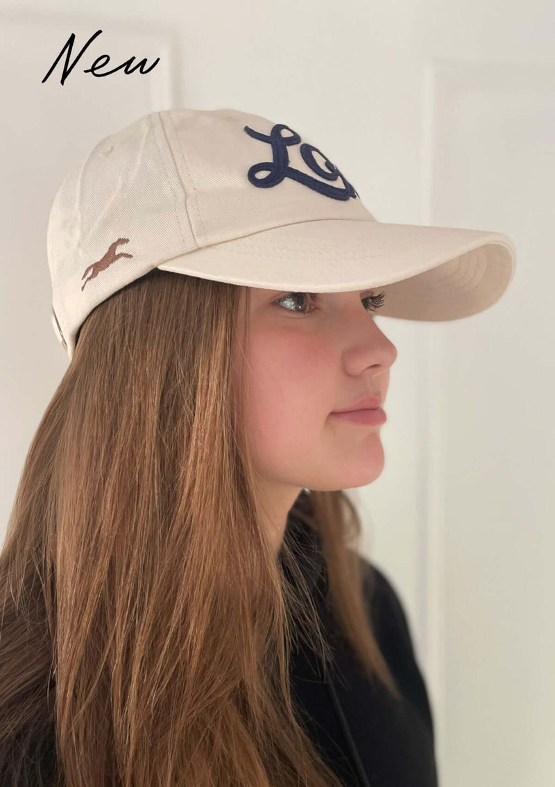 VIT keps i vintageinspirerad ridsportstil – I twillvävd bomull för en slitstark och sofistikerad finish med en Lope-logga i filt framtill, designad i klassisk preppy-look.