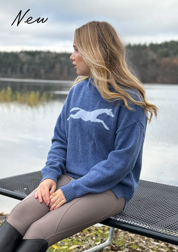 Nyhet, Lope wool polo knit tröja i 100% ull - med hästmotiv på bröstet. Tidlös halvpolo i mjuk ull – understated luxury! Vår populära ulltröja finns nu i skandinavisk blå. Avslappnad elegans möter tidlös stil