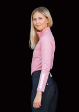 Pink blush, rosa Sport topp i klassisk quarter Zip modell. Halvpolo krage med en dragkedja i matchande färg av metall. Super stretchigt funktionsmaterial som andas. Figurnära passform. Toppen har tryck på vänster ärm samt på ryggen i vitt. Mjuk och följsa