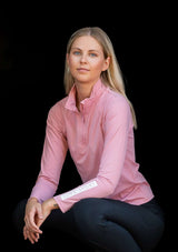 Pink blush, rosa Sport topp i klassisk quarter Zip modell. Halvpolo krage med en dragkedja i matchande färg av metall. Super stretchigt funktionsmaterial som andas. Figurnära passform. Toppen har tryck på vänster ärm samt på ryggen i vitt. Mjuk och följsa