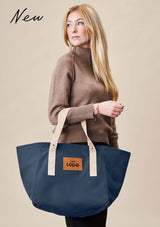 Lope Tote  midnattsblå– din nya favoritväska till stallet, jobbet och träningen. Tyg: 900D polyester i blåsvart färg. Axelband: Vävda band i crèmevitt med nedsänkt text LOPE SPORT med en nit i antik mässing Foder: Dubbelt tyg (samma polyester även som insida). Tråd: Nylon, med hög slitstyrka. Logo-lapp: Cognacsfärgat PU-läder med svart nedsänkt präglad logotyp.