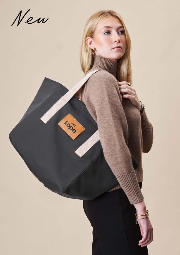 Lope Tote Bag Gråsvart stallväska. Läder patch på front med präglad logotype. gräddvita band med lope sport i relief.