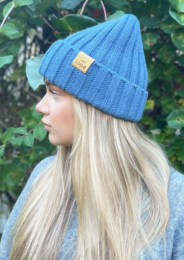 cozy mössa av återvunnet material. generös passform och inget som kliar! i mellanblå nyans