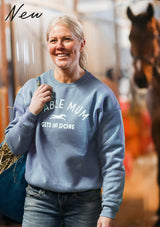 stable mum gets shit done, sky blue college tröja. mjuk och over size