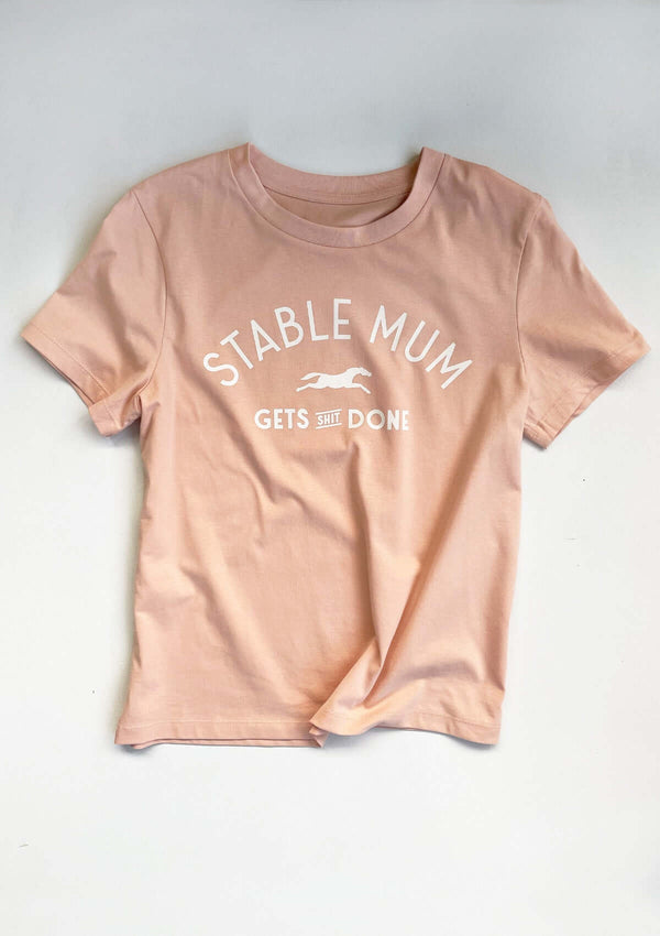 stable mum get shit done tshirt för alla stall mammor i färgen peachy