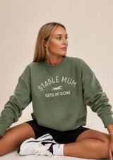stable mum gets. shit done, oversize collegetröja för alla stall mammor. grön på sportig mamma
