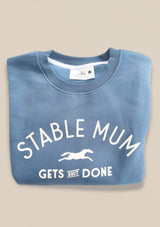 stable mum gets shit done, sky blue college tröja. mjuk och over size