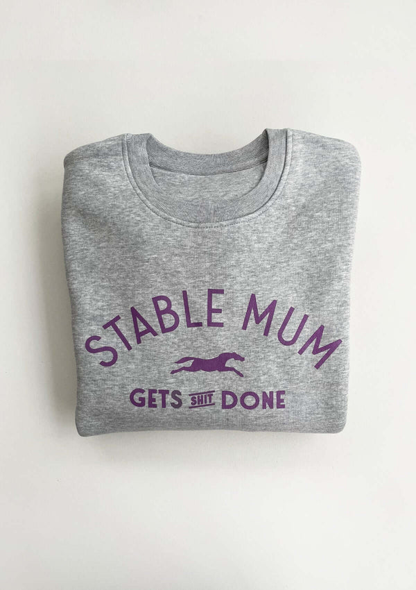 stable mum gets shit done tröja från lope.se. grå melange med lila tryck