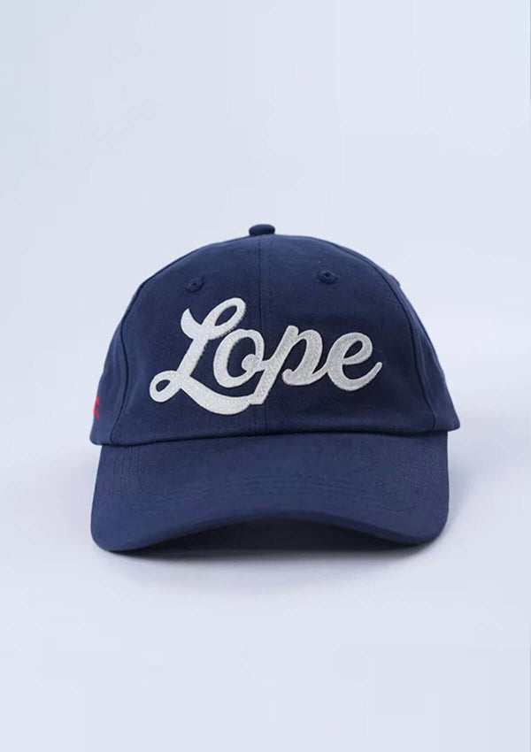 LOPE HERITAGE KEPS -NAVY Blå keps i klassisk polo stil med vit vintage Lope logo, broderad röd häst på sidopanelen.