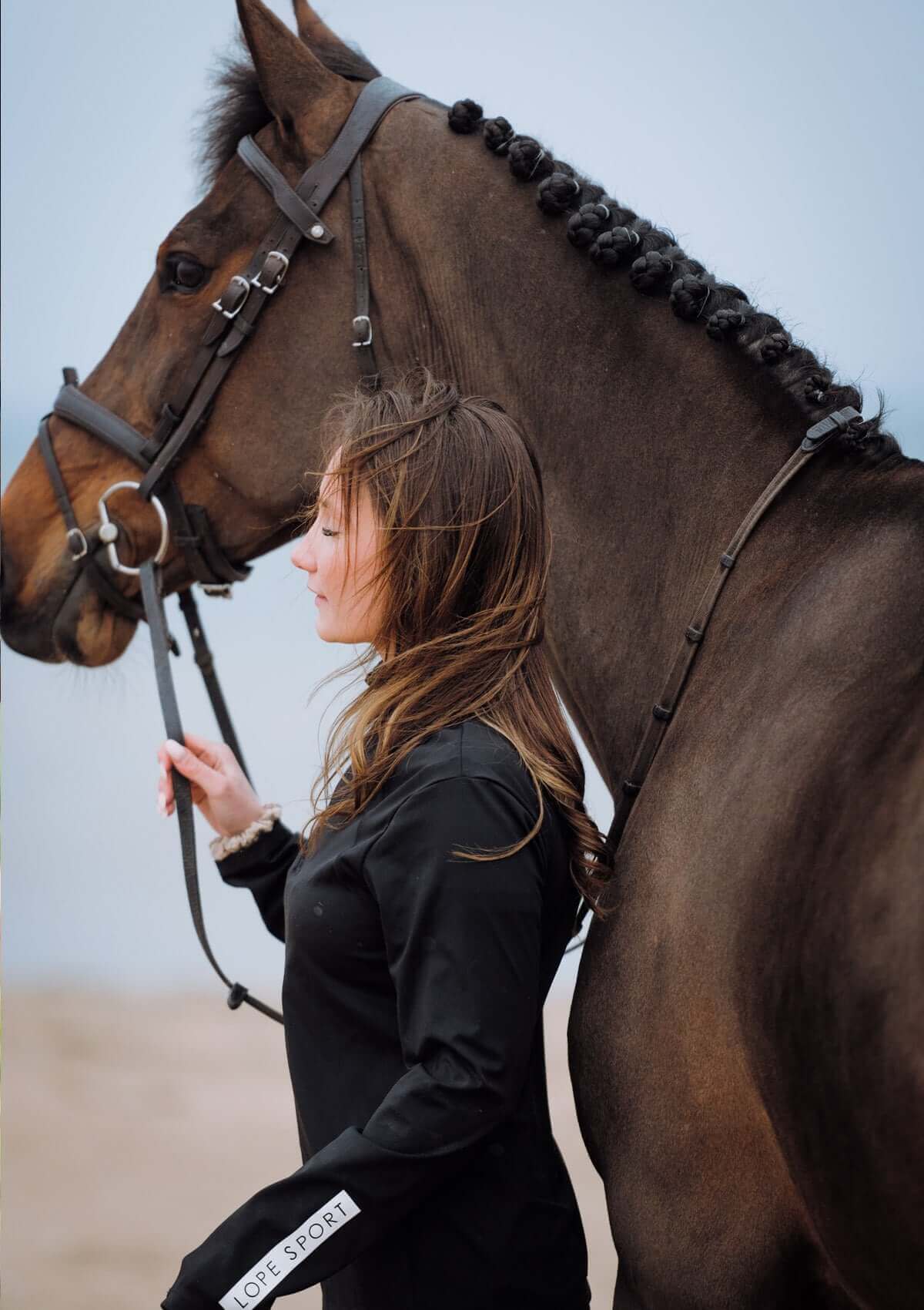 alice nyhus i en svart sport top med vit lope logotype