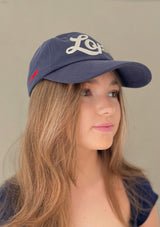 blå keps i klassisk polo stil, med broderad häst och text lope