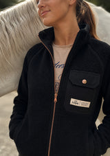 Fleecejacka junior windstopper svart på modell vid häst