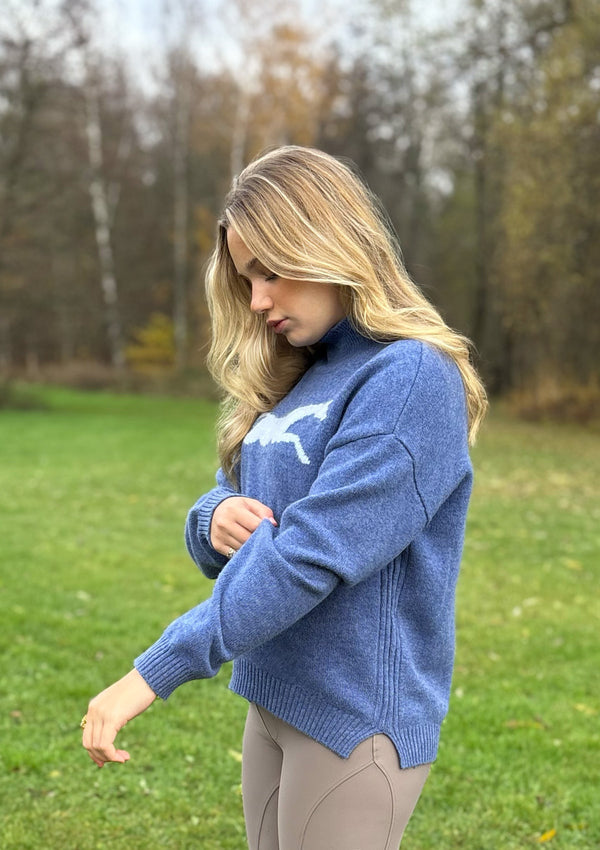 Nyhet, Lope wool polo knit tröja i 100% ull - med hästmotiv på bröstet. Tidlös halvpolo i mjuk ull – understated luxury! Vår populära ulltröja finns nu i skandinavisk blå. sprund i sidan