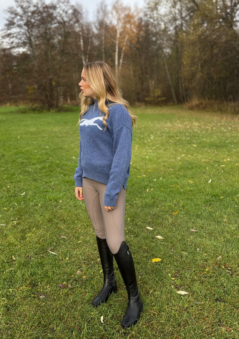 Ryttare med Flow ridbyxor i Velvet Clay och ullpolo, lope polo knit med hästmotiv på bröstet i skandinavisk blå färk