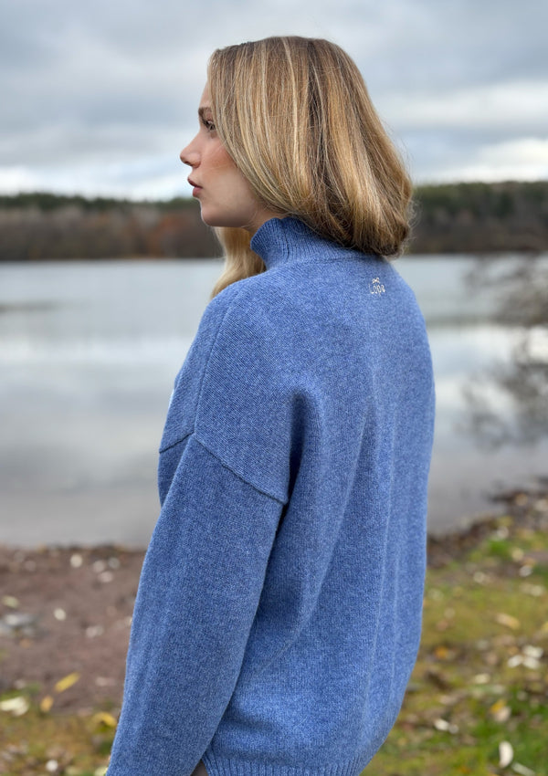  Lope wool polo knit tröja i 100% ull - med hästmotiv på bröstet. Tidlös halvpolo i mjuk ull – understated luxury! Vår populära ulltröja finns nu i skandinavisk blå. 