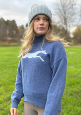 varm ullpolo med hästmotiv i oversize modell. Kvinlig och skön passform. för stallet. Skandinavisk blå.