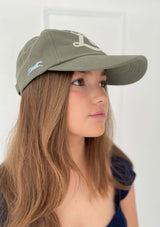 Army green keps i klassisk polo stil med vit vintage Lope logo, broderad ljusblå häst på sidopanelen.