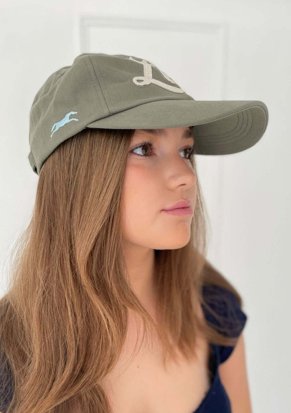 Army green keps i klassisk polo stil med vit vintage Lope logo, broderad ljusblå häst på sidopanelen.