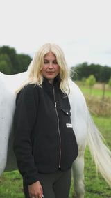 STABLE FLEECE SVART + ROSÉ