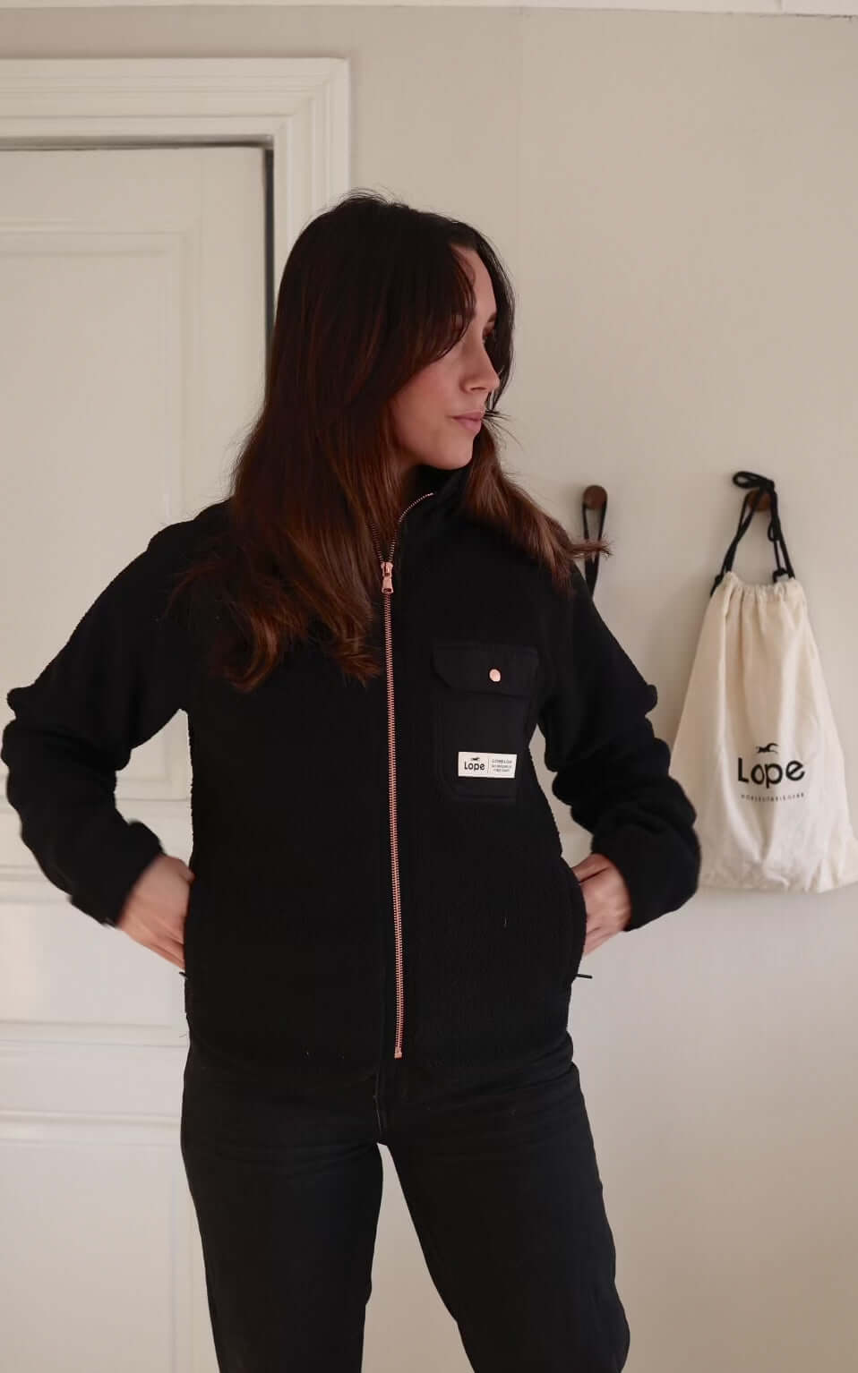 detalj på mjuk mysig fleece jaka, perfekt för ryttare och all typ av ridning, rosé guld detaljer och vindtätt material