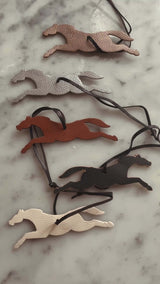 SIGNATURE HORSE BAG CHARM till väskan
