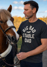 big bad stable dad T-shirt på en pappa med häst. Grå T-shirt för alla ponny pappor