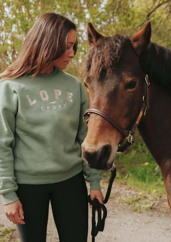 Over size tröja. sweatshirt i en snygg grön. brodyr i off white - LOPE sport samt vår signatur häst. 