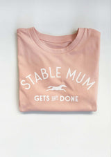 stable mum gets shit done, lope tshirt för alla stall mammor i färgen peachy
