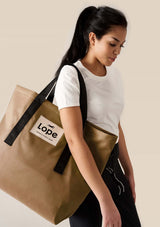 Champion Bag Redux Noomi Guld Stallväska på modell