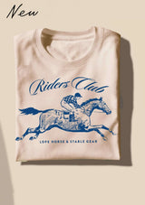 ljusrosa modal T-shirt med Riders Club vintage racehorse derby motiv i blått|lope.se