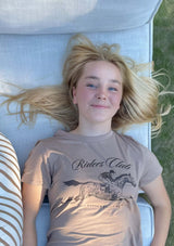 Riders Club derby T-shirt Griege juniorhorse Vintage Derby T-shirt. Designad för ridning, träning och livet utanför stallet. i mjuk modalmix perfekt för träning.  Med hästmotiv