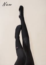 kompressions strumpor med broderad häst i rosé gukd. svarta knästrumpor för ryttare